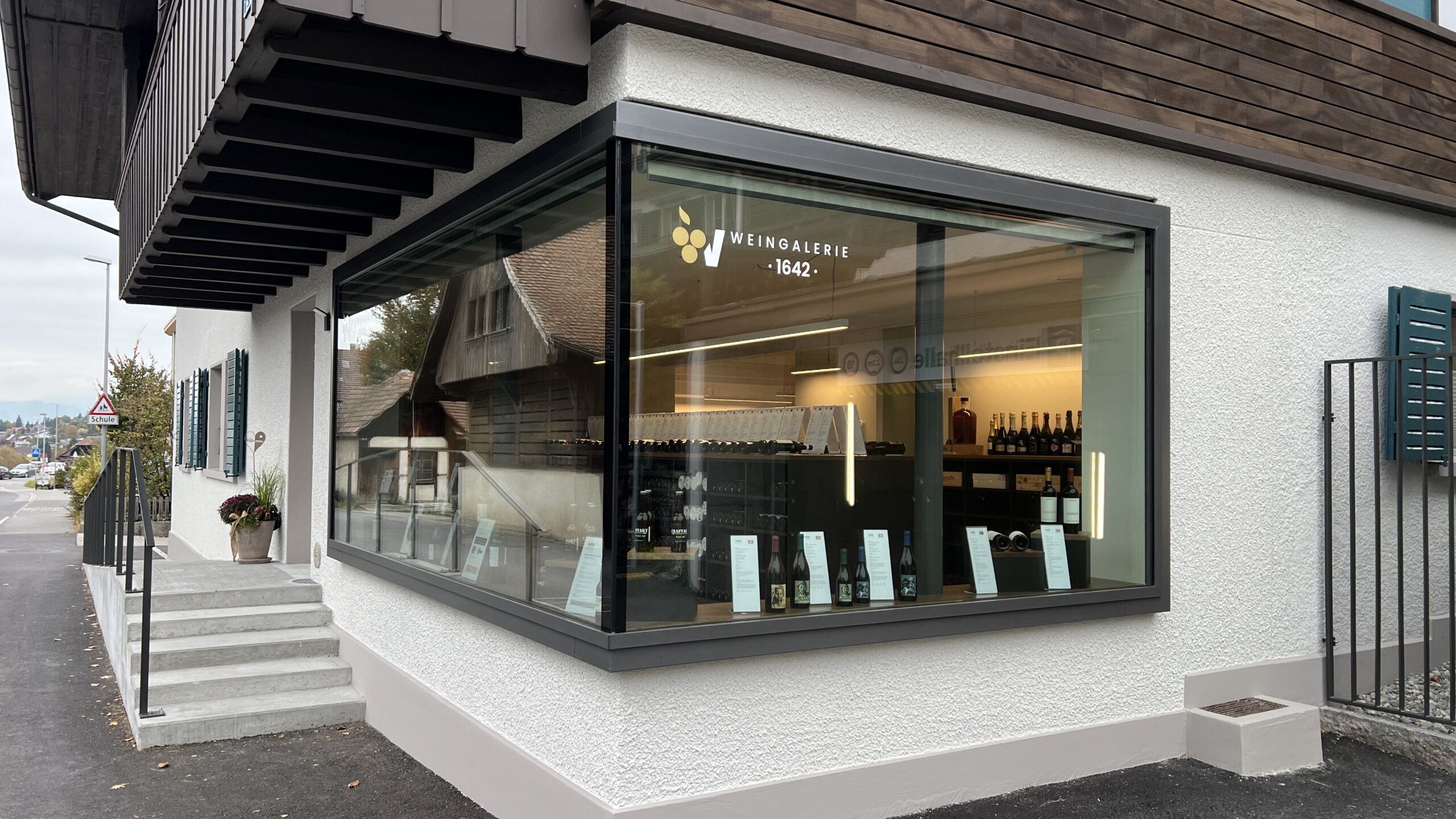 weingalerie in steffisburg aussenansicht schaufenster steffisburg